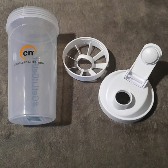 3 Complete Nutrition shaker bottles - Picture 4 of 4